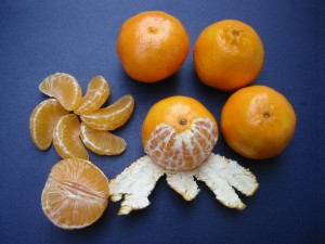 Clementines_whole,_peeled,_half_and_sectioned